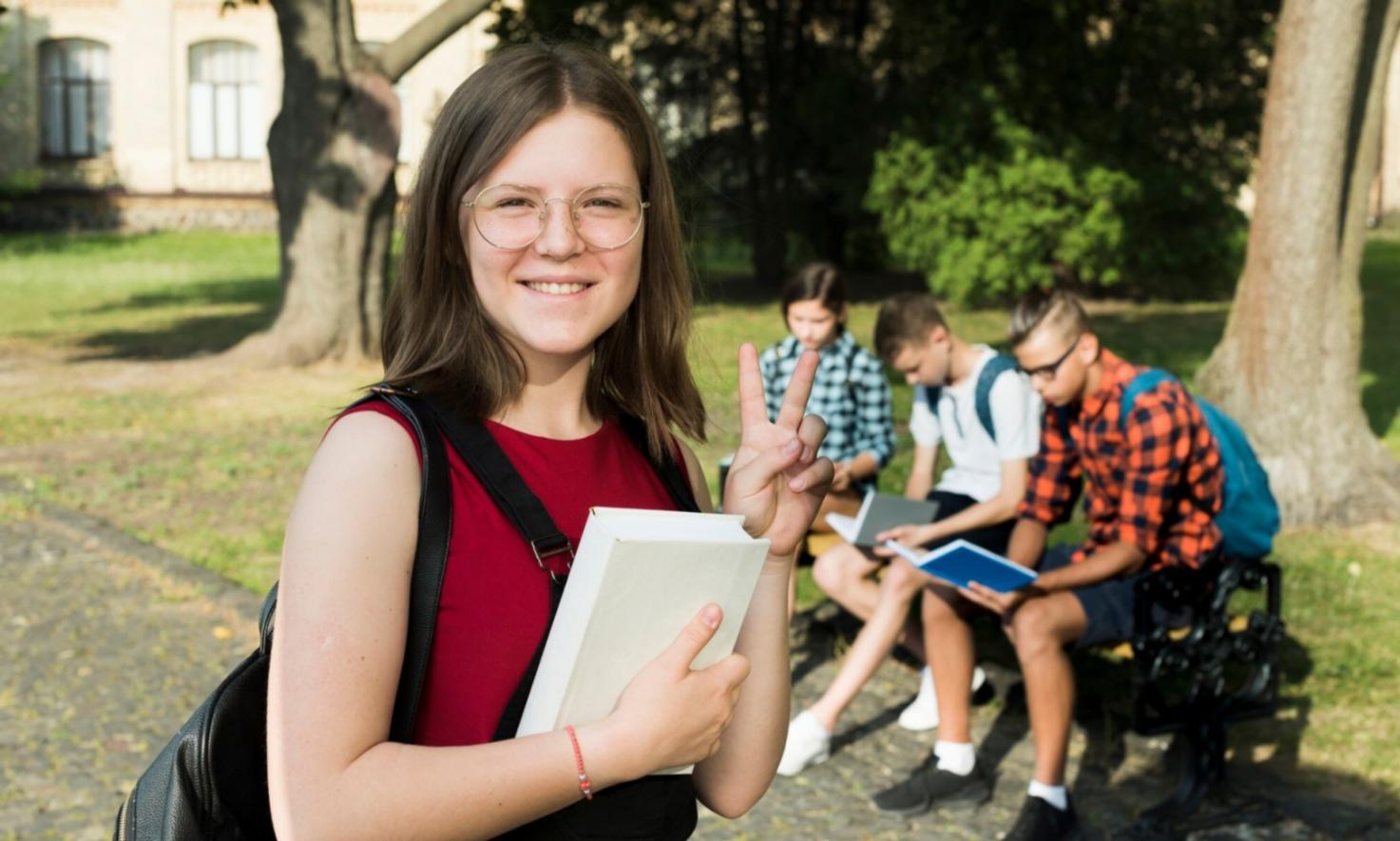 Finanzanalyse und Marktforschung in modernem Büroumfeld