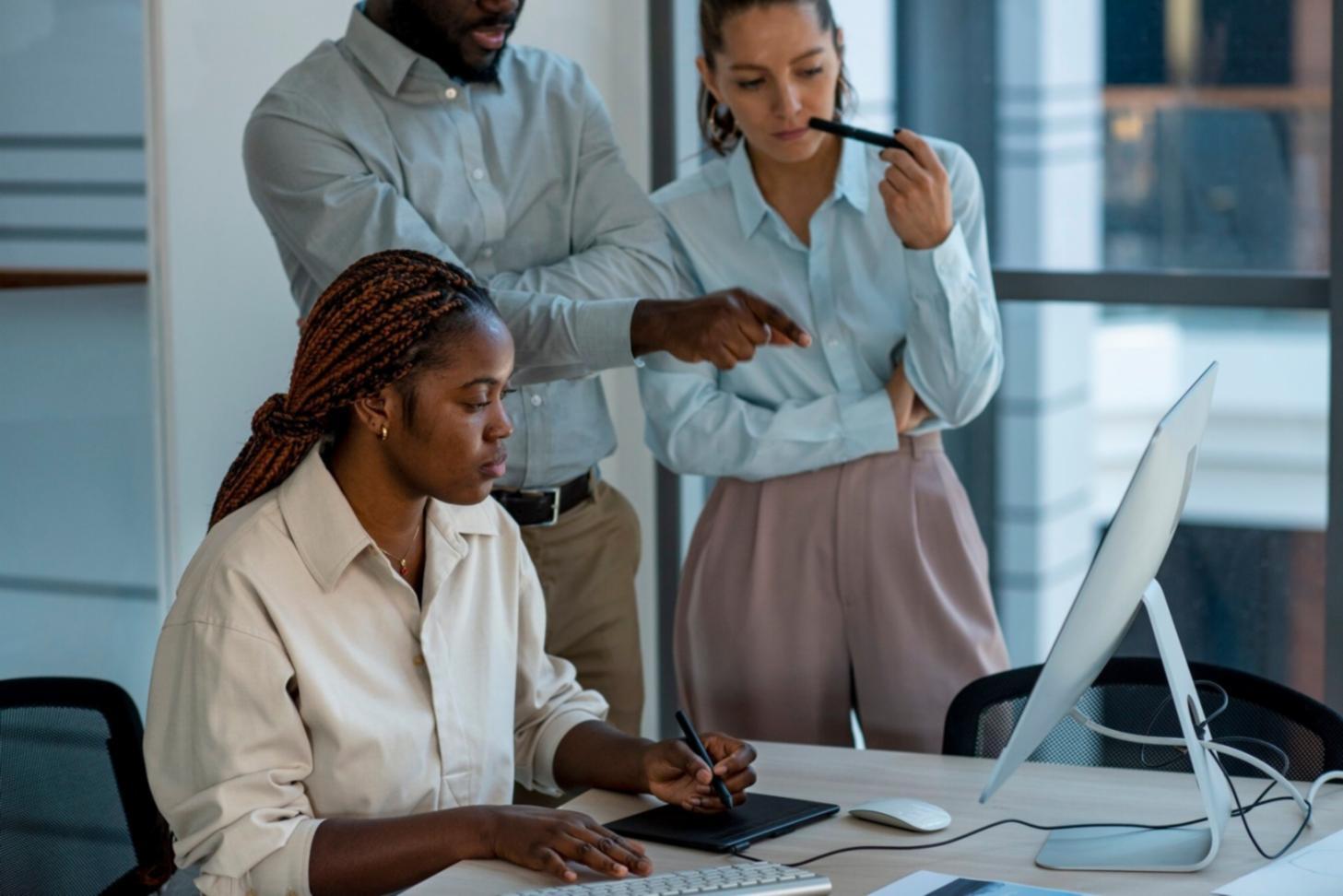 Finanzanalyst arbeitet mit Unternehmensdaten und Marktdiagrammen